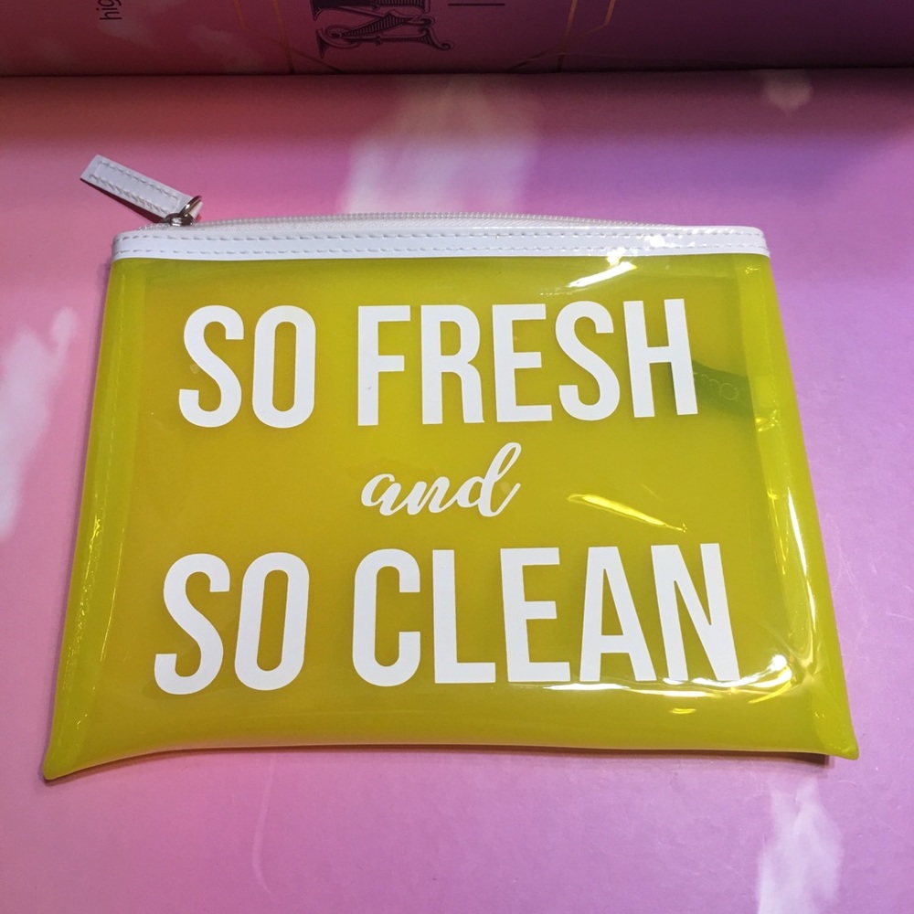 💋4/$26! Macy’s beauty bag